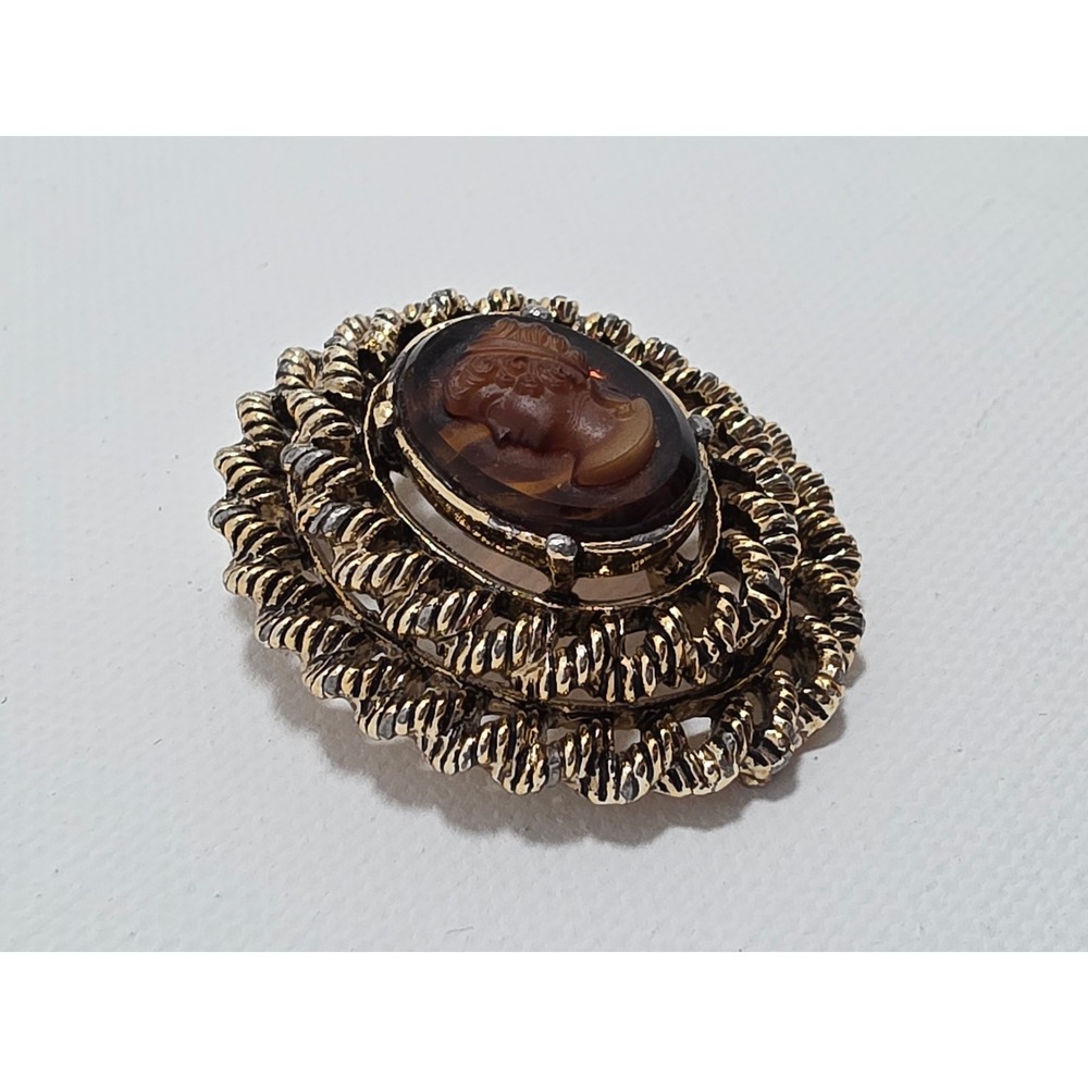 Vintage Gerrys Tortoiseshell Left Facing Cameo Brooch Gold Tone Rope Frame Pin